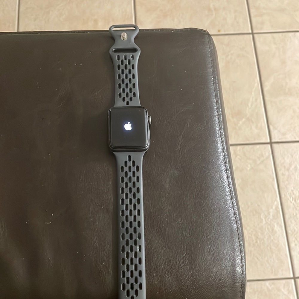 Apple phone series 3 with accessories included. 42mm